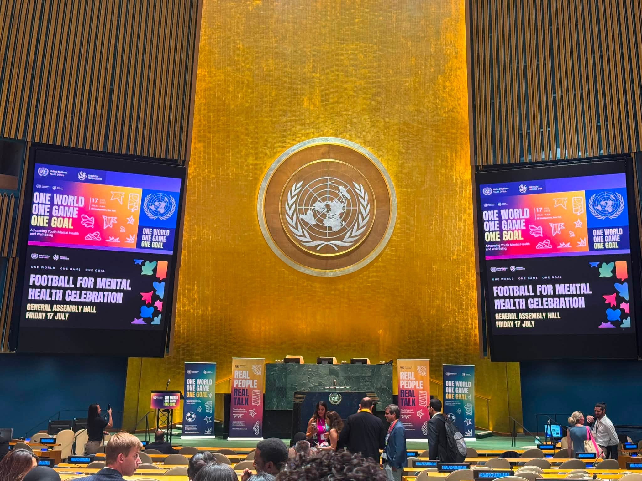 Groupe de jeunes ambassadeurs internationaux travaillant ensemble sur un projet humanitaire et écologique