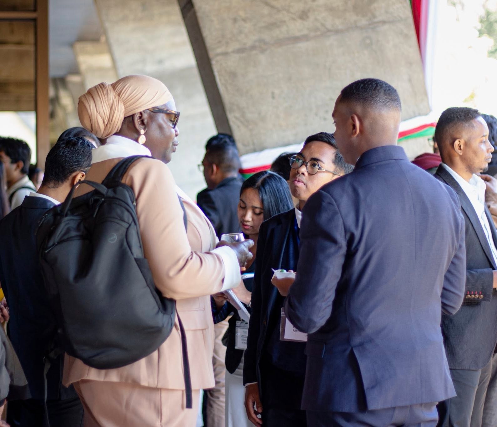 Groupe de jeunes ambassadeurs internationaux réunis autour d'une carte mondiale