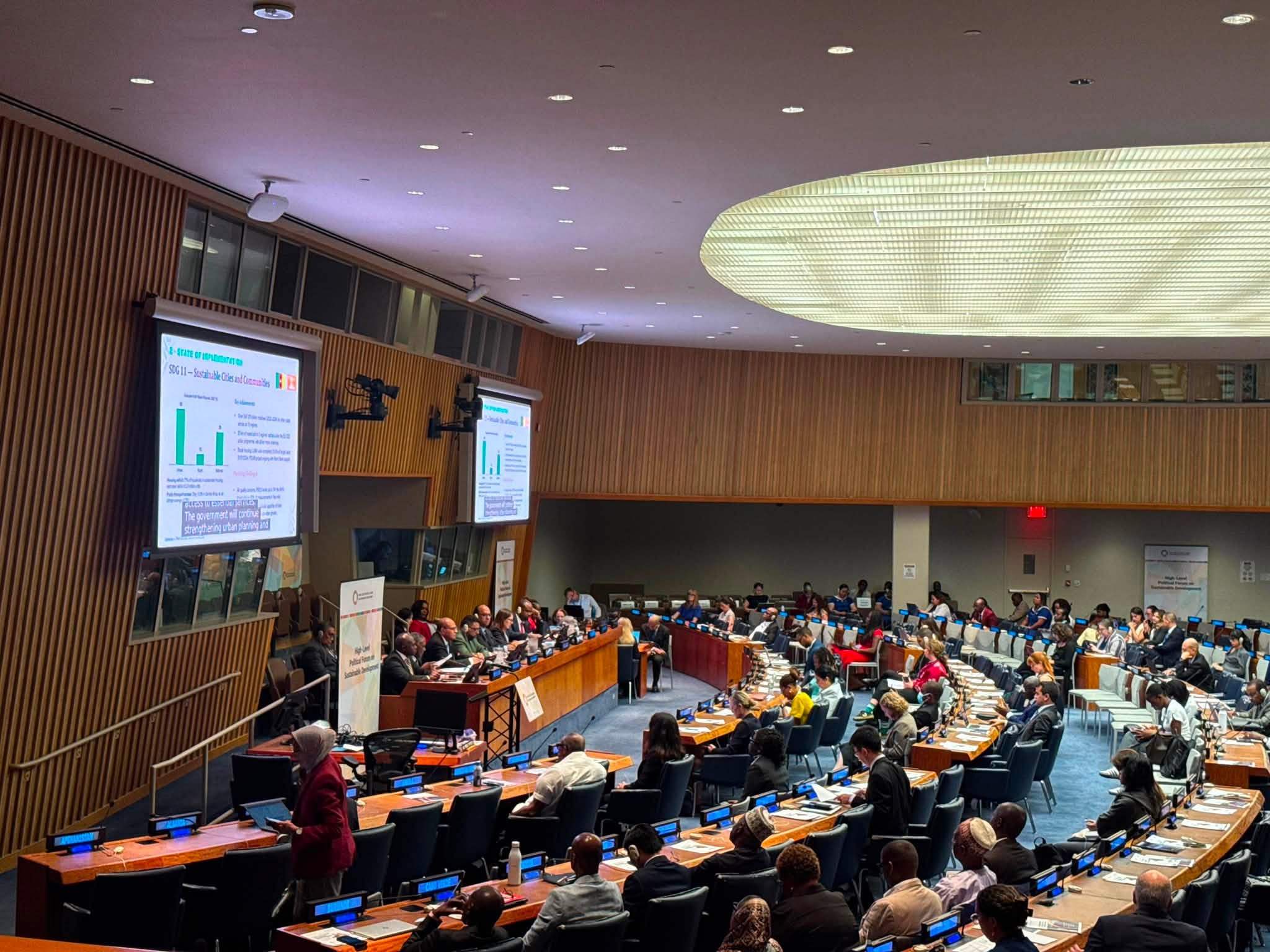 Jeune déléguée internationale s'exprimant lors d'une conférence des Nations Unies